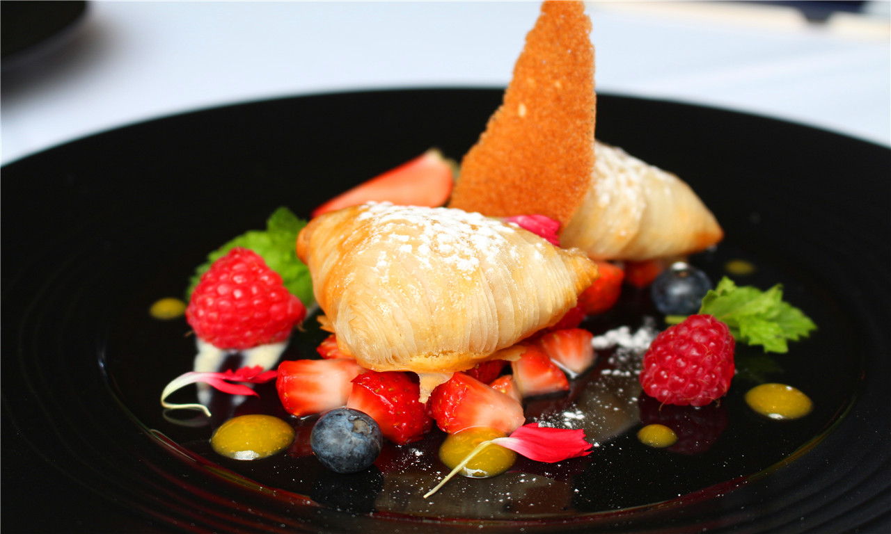 “Sfolgliatine’aragosta” con fragole e salsa vaniglia Puff pastry  “Sfolgliatine” with strawberries  and vanilla sauce